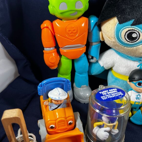 Lot Of 18 Assorted Toys With Plush Figures Vehicles Wristbands & Rainbow Loom - Picture 2 of 9